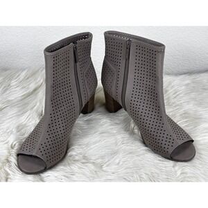 Breckelle’s Amber-32 Women’s 11 Gray Beige Peep Toe Chunky Heel Booties Chic